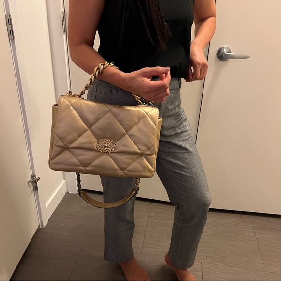 🦄 Chanel 19 Large in Gold Metallic - Picture 11 of 11